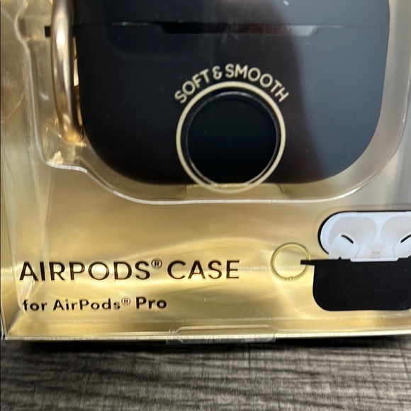 XO Poppy | Midnight Phone & AirPods Case Set - Picture 4 of 7